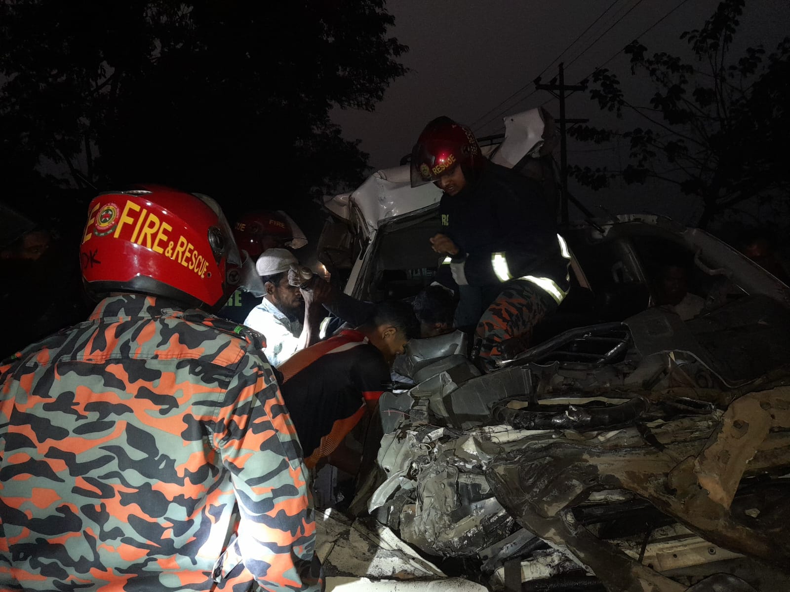 দাউদকান্দিতে সড়ক দুর্ঘটনায় চালকসহ দুইজন নিহত