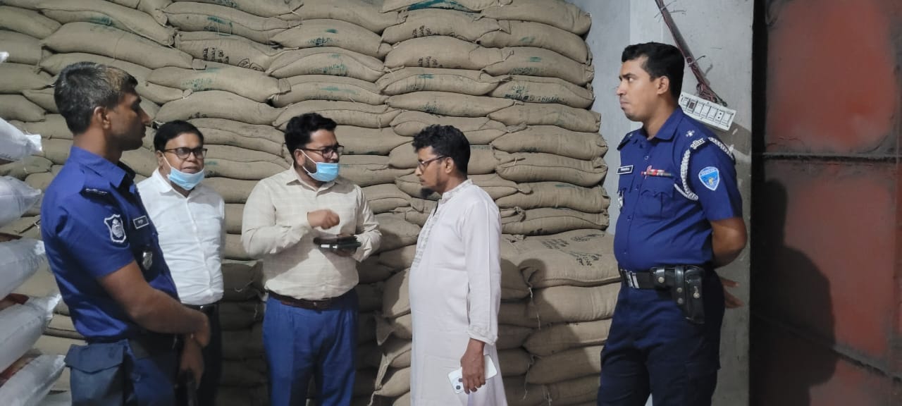 কুমিল্লায় অবৈধ চাল মজুদে দুই প্রতিষ্ঠানকে জরিমানা