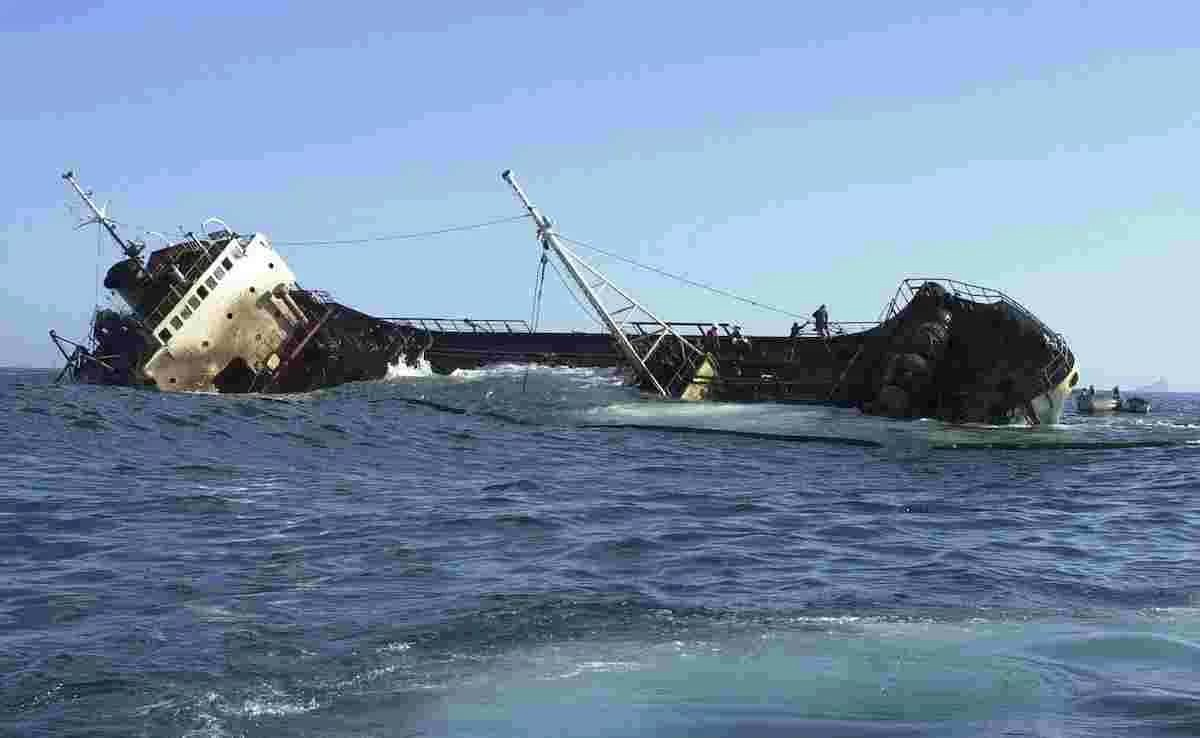 ইরানি জাহাজে সাবমেরিন হামলা, নিখোঁজ অন্তত ১০১