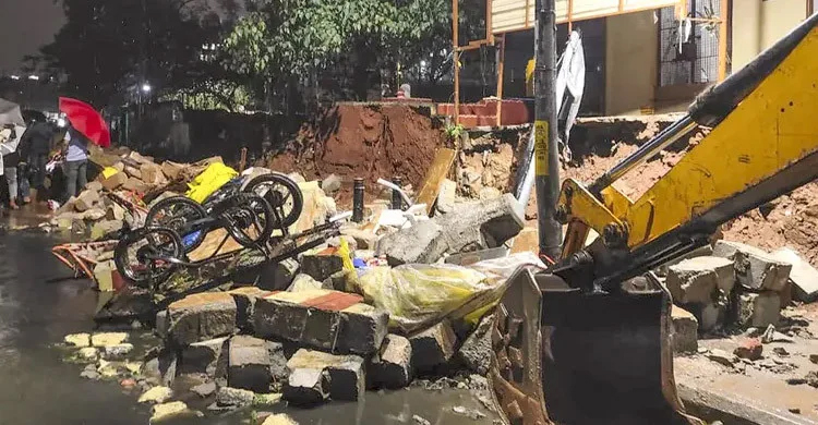 চিকিৎসা নিতে গিয়ে হাসপাতালের দেয়াল ধসে ৭ জনের মৃত্যু