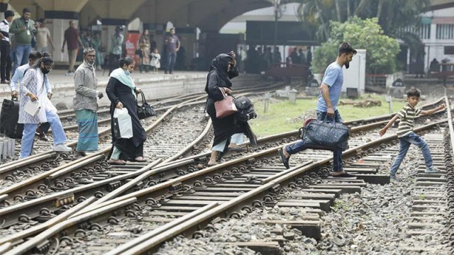 ঈদের ছুটি শেষে কমলাপুরে ঢাকামুখী মানুষের ভিড়