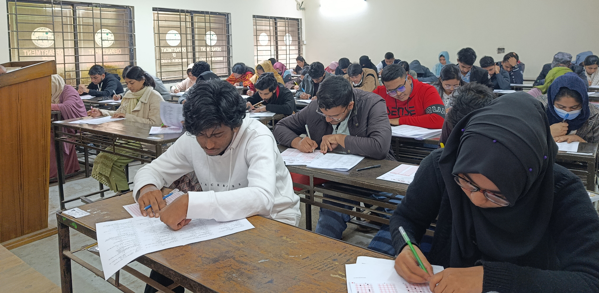 কুমিল্লা বিশ্ববিদ্যালয়ে জগন্নাথ বিশ্ববিদ্যালয়ের ‘এ’ ইউনিটের ভর্তি পরীক্ষা অনুষ্ঠিত