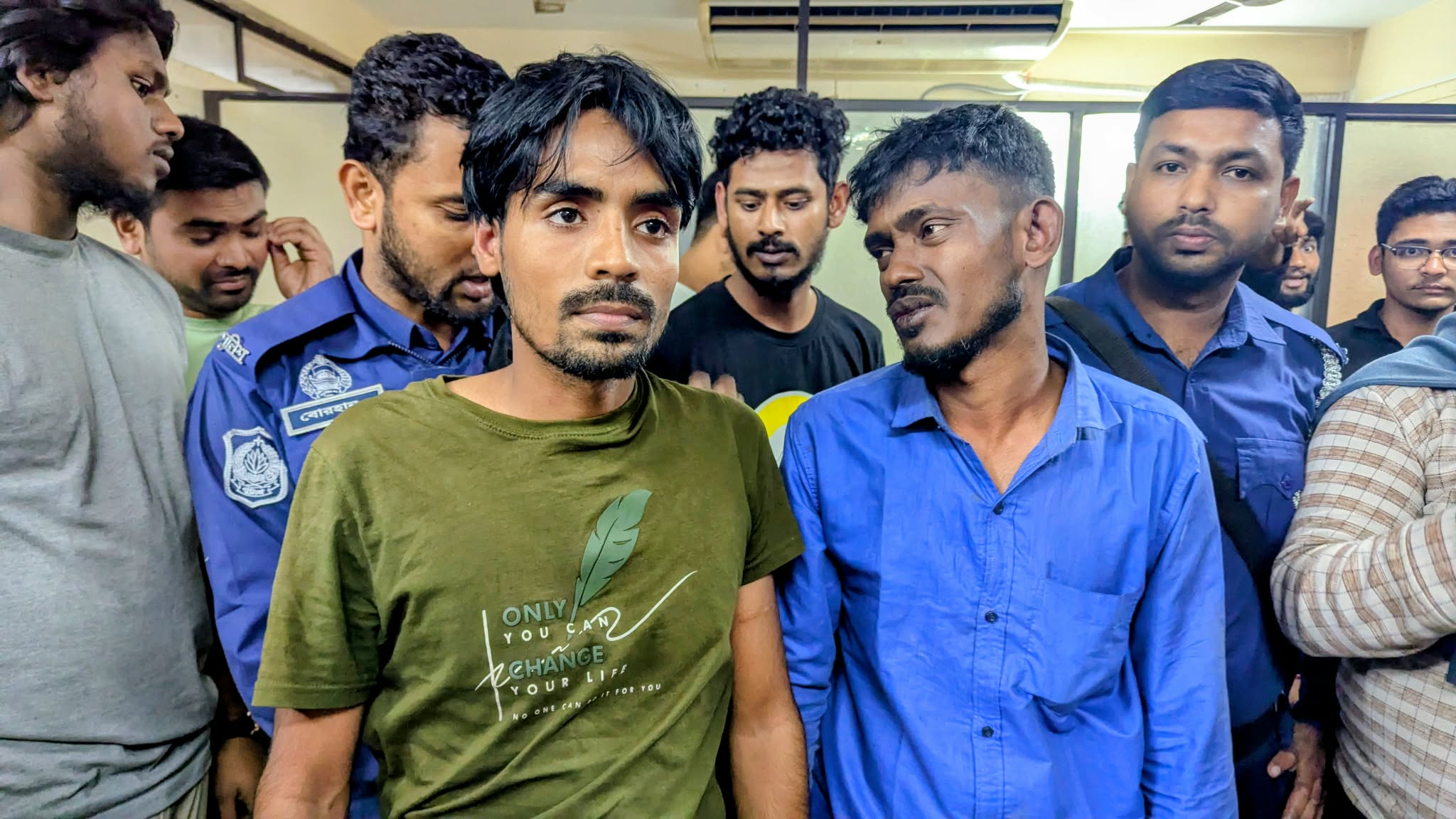 চলন্ত বাসে কুমিল্লা বিশ্ববিদ্যালয়ের নারী শিক্ষার্থীকে হেনস্তা