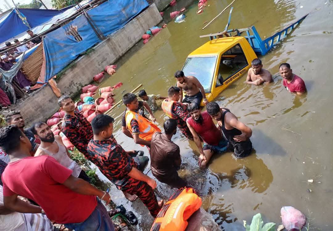 বরুড়ায় সিলিন্ডারবাহী পিকআপ উল্টে পুকুরে, গোসলে নামা কিশোর নিহত
