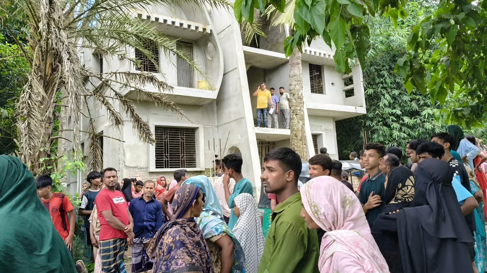 তিতাসে রাজমিস্ত্রির হাত-পা বাঁধা ও মুখে স্কচটেপ লাগানো মরদেহ