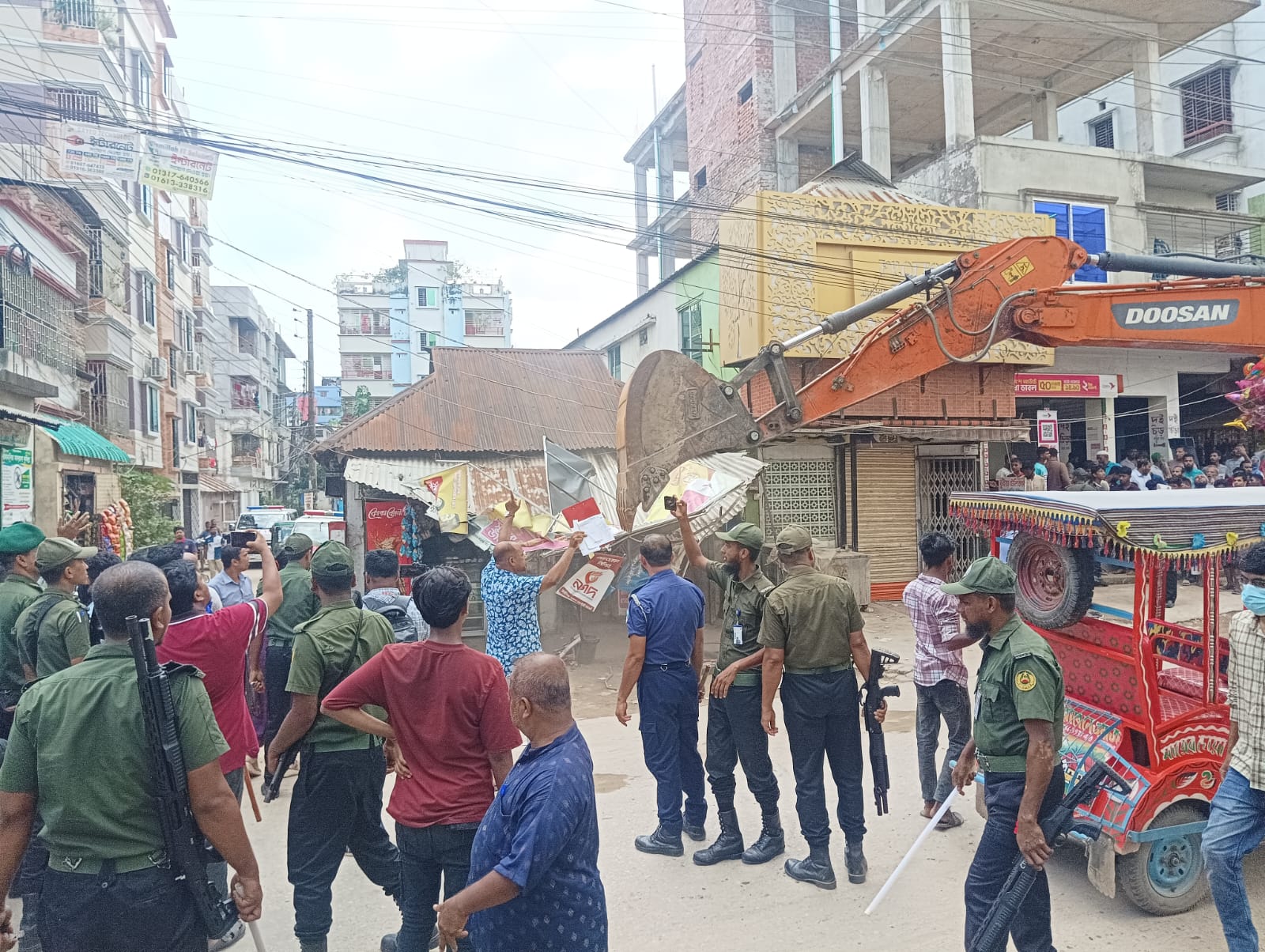 কুমিল্লা মেডিকেল কলেজ হাসপাতালের সামনে উচ্ছেদ অভিযান