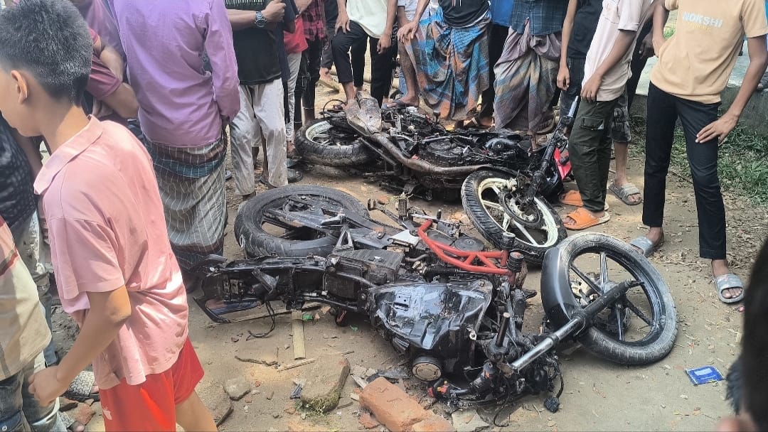 ইভটিজিংকে কেন্দ্র করে বিদ্যালয়ে হামলা,আহত ১৫