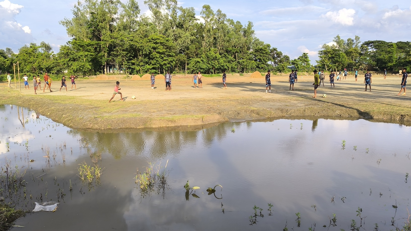 ধামতীর ঐতিহ্যবাহী নলুয়ার খেলার মাঠটি প্রভাবশালীদের অবৈধ দখলে