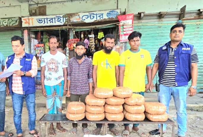 মুরাদনগরে ৩০ কেজি গাঁজাসহ চার মাদক ব্যবসায়ী গ্রেপ্তার