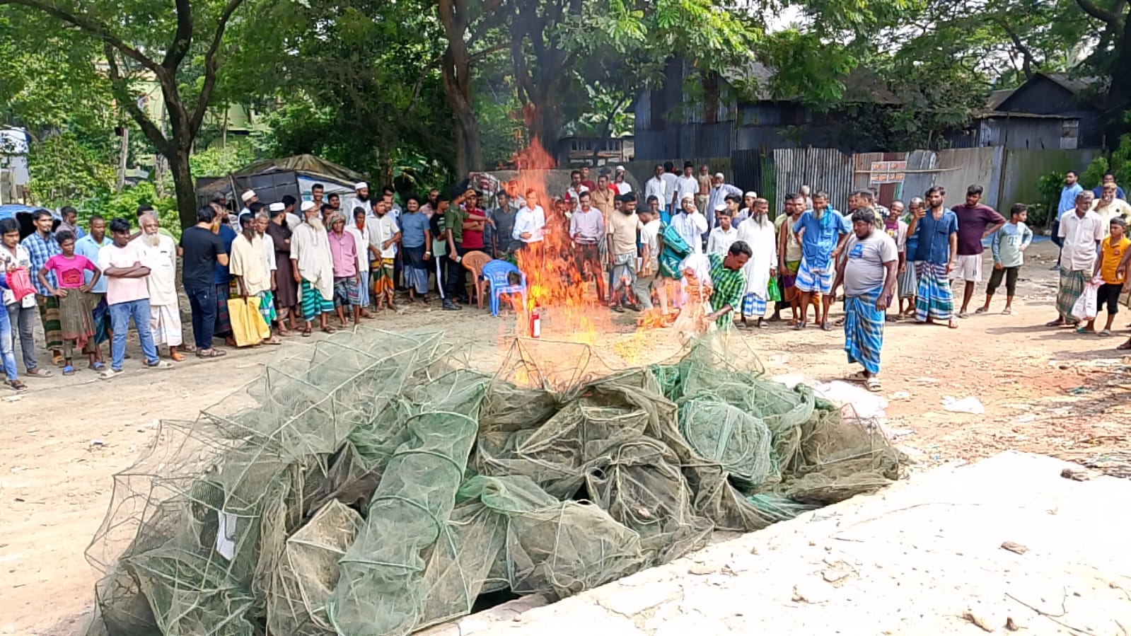 কুমিল্লায় ভ্রাম্যমান আদালতে দেড় লাখ টাকার অবৈধ জাল জব্দ ও ধ্বংস