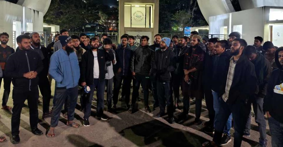 কুমিল্লা বিশ্ববিদ্যালয়ে ওসমান হাদির মৃত্যু সংবাদে বিক্ষোভ; চার শিক্ষককে অবাঞ্ছিত ঘোষণা