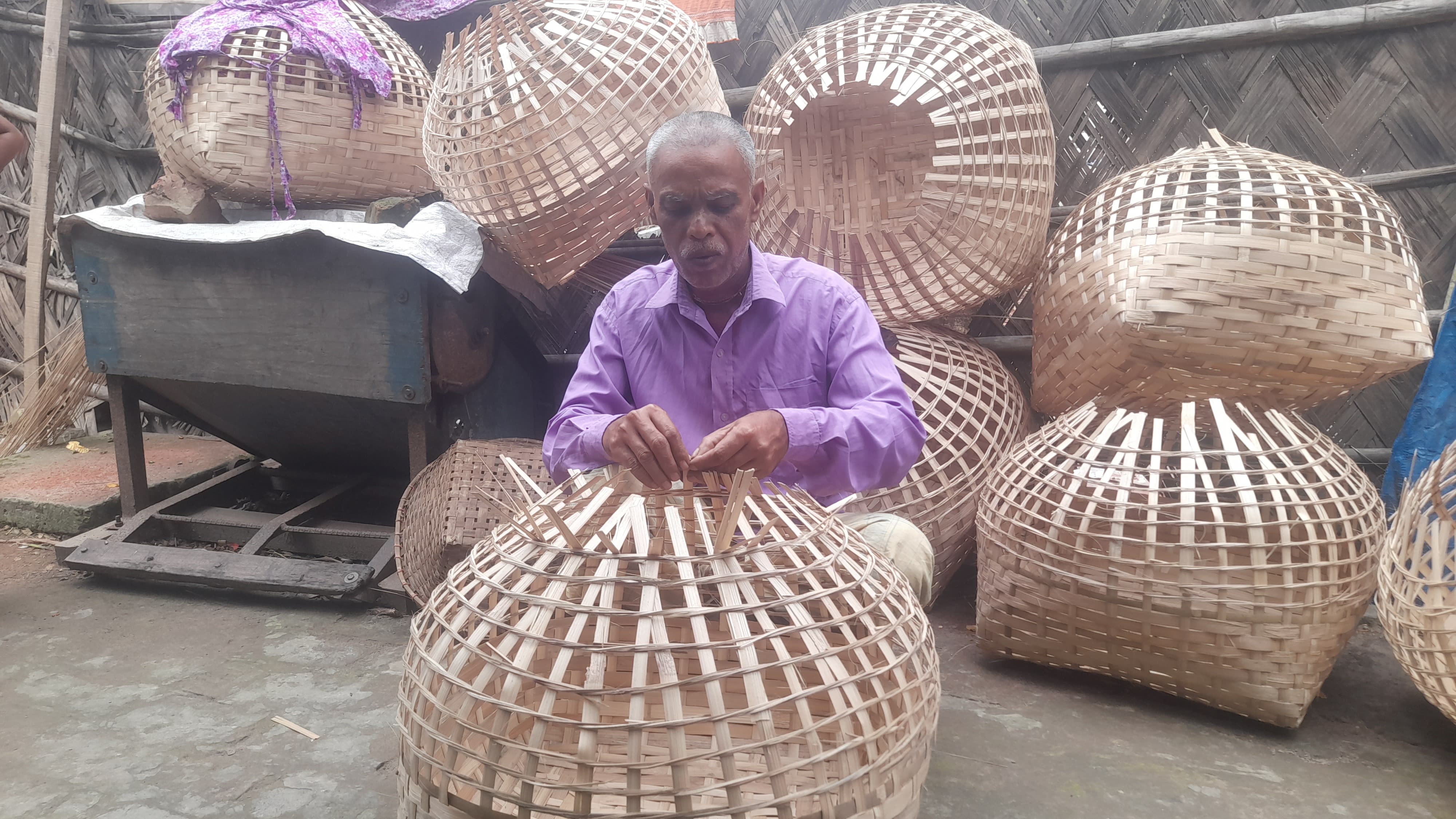 আধুনিকতার ছোঁয়ায় হারিয়ে যাচ্ছে বাঁশ-বেত শিল্প