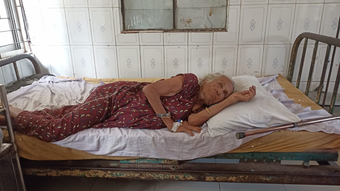 অজ্ঞাত পরিচয়ে ব্রাহ্মণপাড়ার হাসপাতালে ভর্তি ৭৫ বছরের বৃদ্ধাকে নিয়ে বিড়ম্বনায় হাসপাতাল কর্তৃপক্ষ