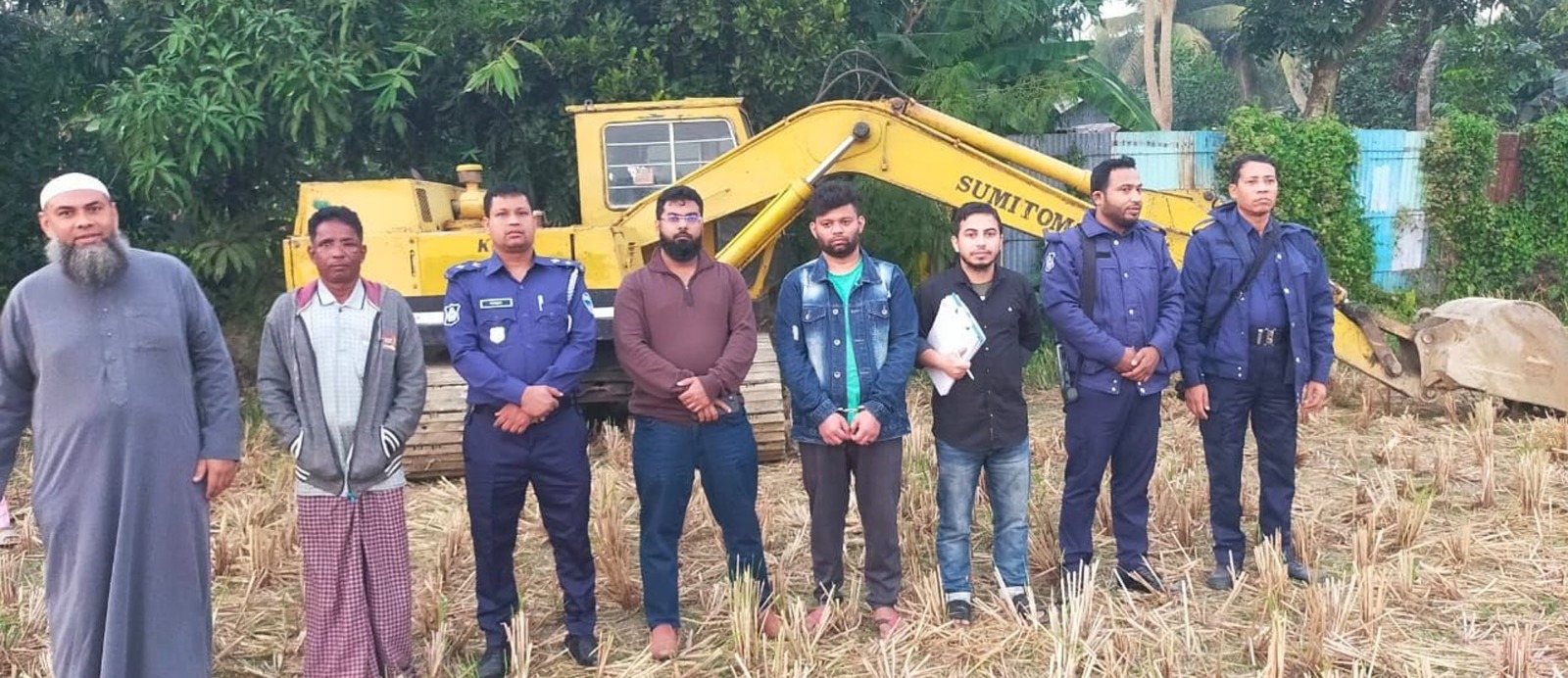 চৌদ্দগ্রামে কৃষি জমির মাটি বিক্রির অপরাধে লাখ টাকা জরিমানা ও ভেকু জব্দ