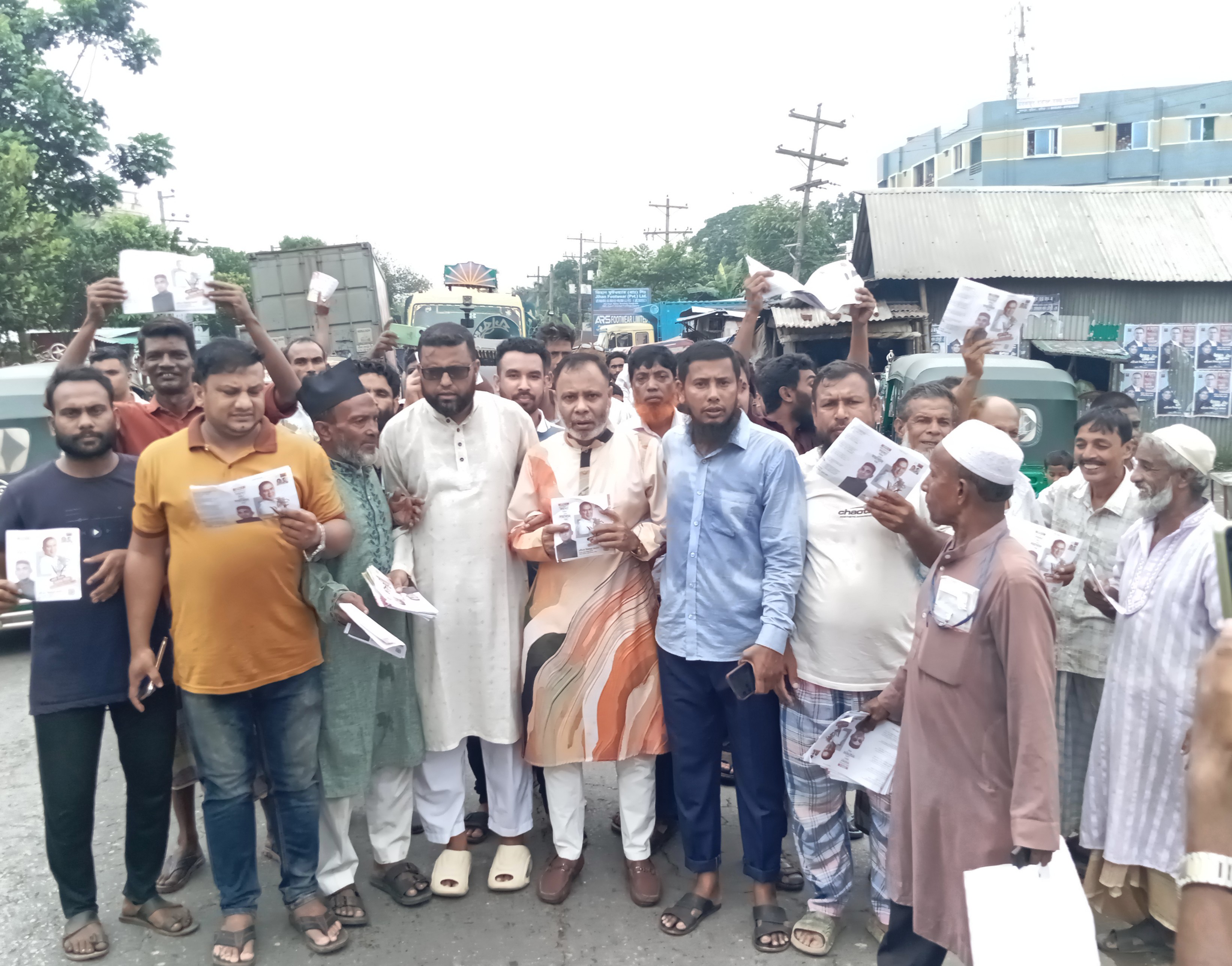 ৩১ দফার লিফলেট  বিতরণ করেন  মনোনয়ন বঞ্চিত মিজানুর রহমানের কর্মী সমর্থকরা