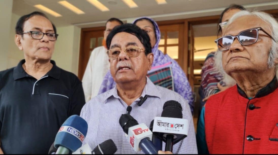 নিজেকে বীর মুক্তিযোদ্ধা প্রমাণ করতে কুমিল্লায় আপেল মাহমুদ