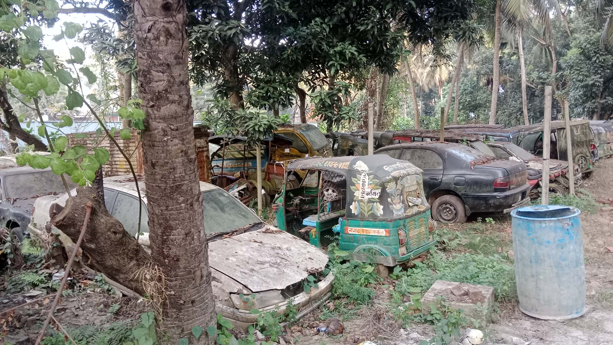 ব্রাহ্মণপাড়ায় নষ্ট হচ্ছে কোটি কোটি টাকার যানবাহন