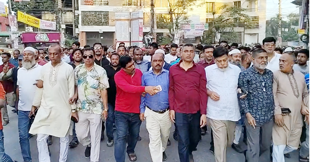 কুমিল্লা শহরে মনিরুল হক চৌধুরীর প্রচারণায় অংশ নেন সাক্কু, মোস্তাক, সৈয়দ জাহাঙ্গীর, ওয়াসিম ও আবু