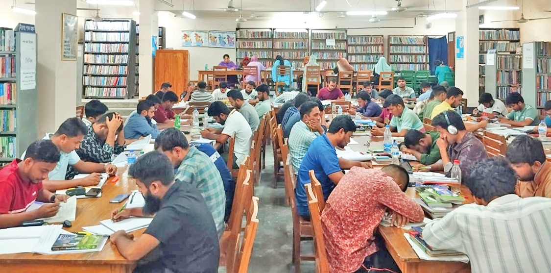 জেলা সরকারি গণগ্রন্থাগারে পাঠক বাড়ছে