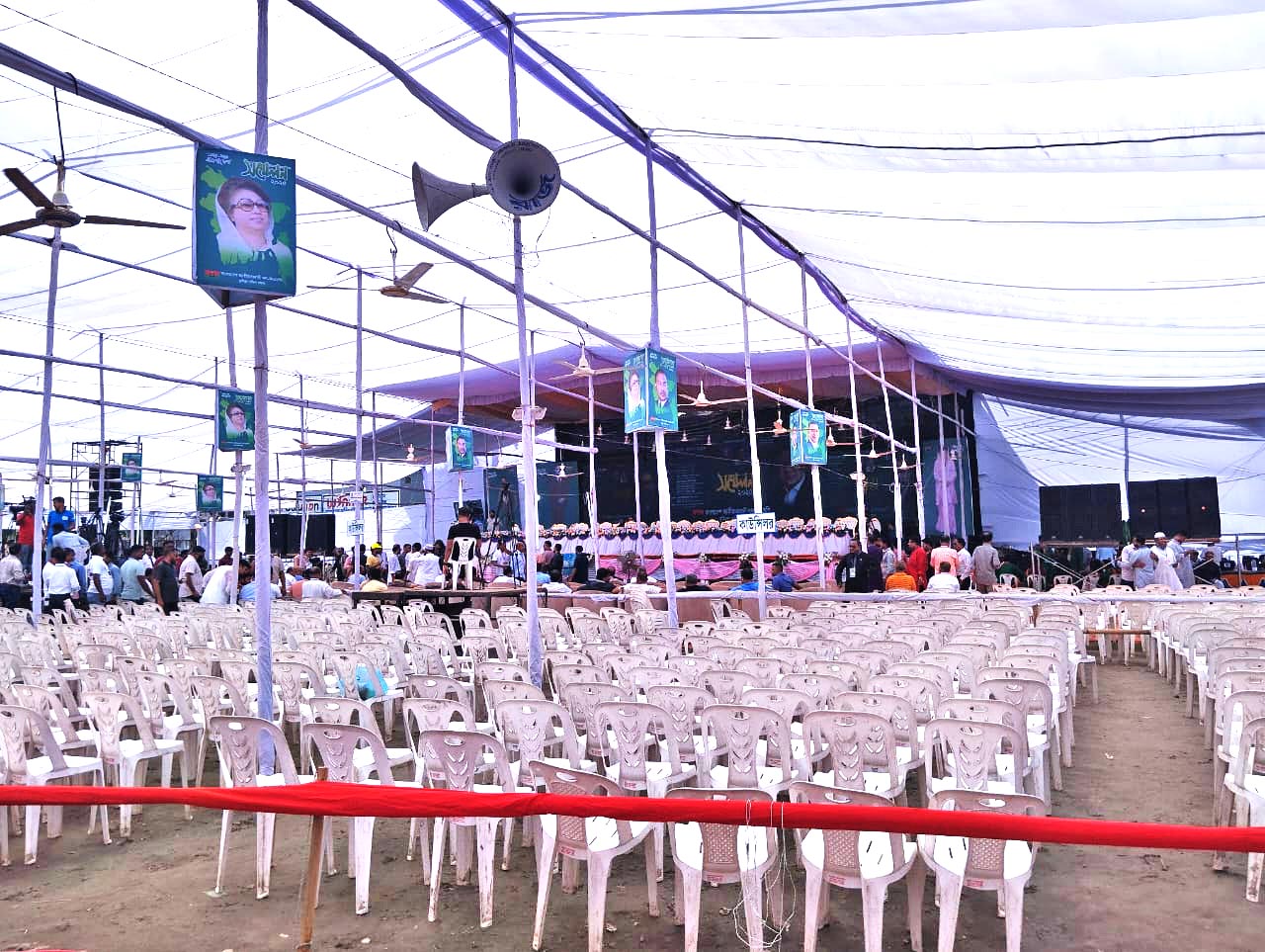 ১৬ বছর পর কুমিল্লা দক্ষিণ জেলা বিএনপির সম্মেলন হচ্ছে আজ বিকেল তিনটা, প্রচণ্ড গরমের মধ্যে নেতাকর্মীরা জড়ো হচ্ছেন টাউন হল মাঠে