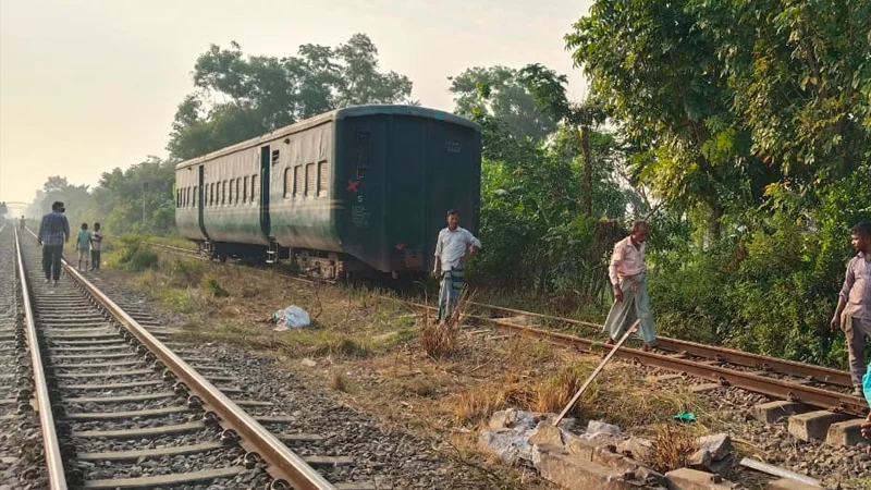 ১৬ ঘণ্টা পর উদ্ধার লাইনচ্যুত কর্ণফুলী ট্রেনের বগি