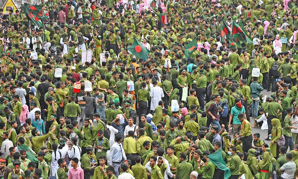ডিপ্লোমা নার্সিং শিক্ষার্থীদের শাহবাগ অবরোধ