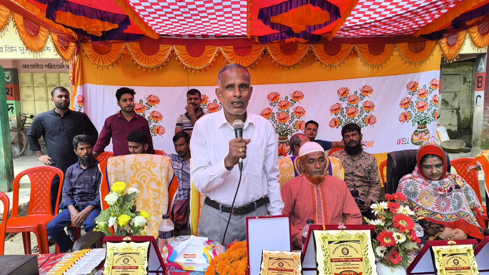 দেবীদ্বারে অবসরজনিত বিদায় জানিয়ে শিক্ষককে ফুলসজ্জিত গাড়িতে বাড়িতে পৌঁছে দিল শিক্ষার্থীরা