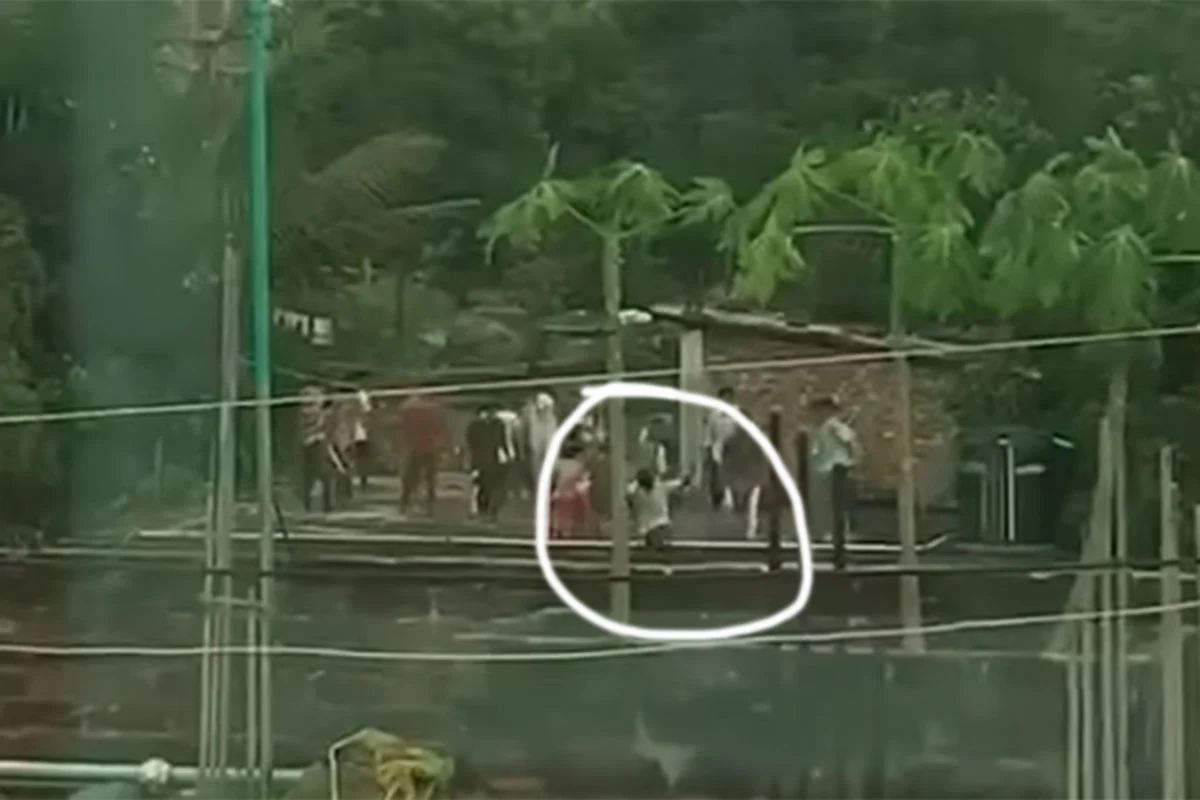 রামদা দিয়ে কুপিয়ে ছাদ থেকে দুই শিক্ষার্থীকে ফেলে দিল 'স্থানীয়রা'