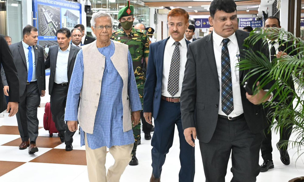 নিউইয়র্ক সফর শেষে দেশে ফিরলেন প্রধান উপদেষ্টা