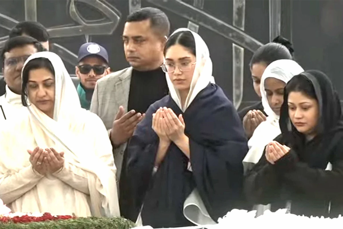 পরিবারের সদস্যদের নিয়ে খালেদা জিয়ার কবর জিয়ারত করলেন জাইমা