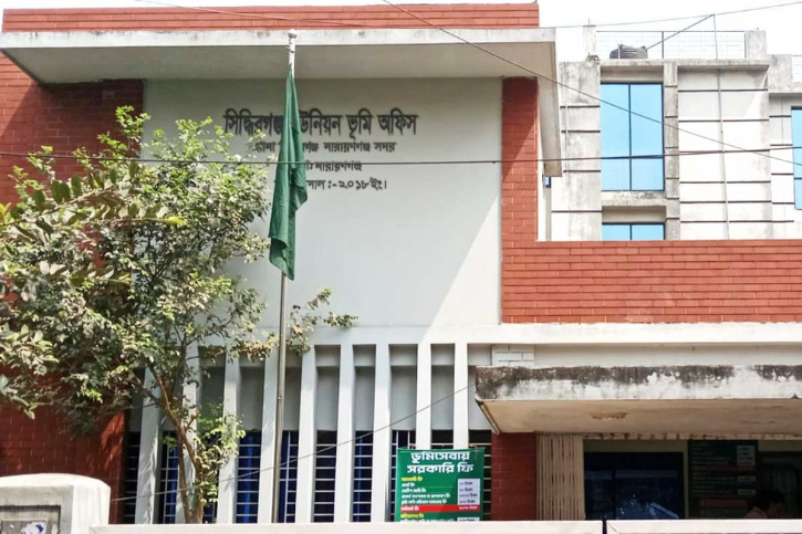 ভূমি প্রতিমন্ত্রীর আকস্মিক অভিযান: অনুপস্থিতির দায়ে ৩ কর্মকর্তা বদলি