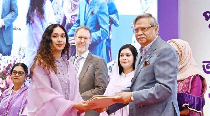 গণতন্ত্রের অগ্রযাত্রায় ‘শ্রেষ্ঠ অদম্য নারী’ সম্মাননা পেলেন বেগম খালেদা জিয়া