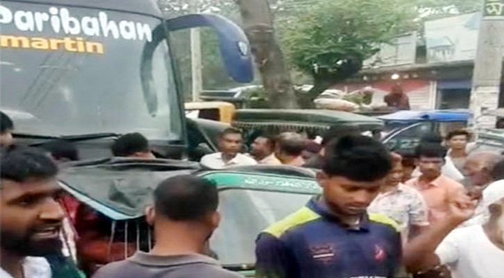 চট্টগ্রামে বাস চাপায় ৩ জন আহত