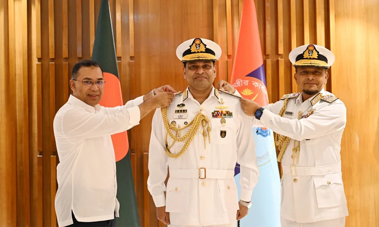 নবনিযুক্ত নৌপ্রধানকে র‌্যাঙ্ক ব্যাজ পরিয়ে দেন প্রধানমন্ত্রী