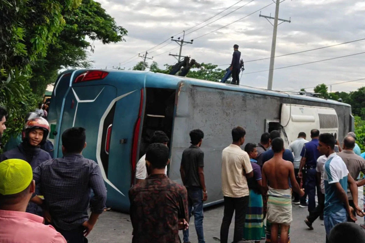 কুমিল্লার দাউদকান্দিতে যাত্রীবাহী বাস উল্টে আহত ২৫