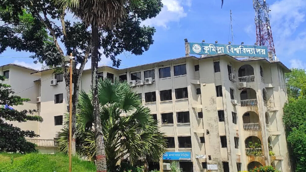 চুরির অভিযোগে শিক্ষার্থীকে পুলিশে হস্তান্তর, কুমিল্লা বিশ্ববিদ্যালয়ে উত্তেজনা