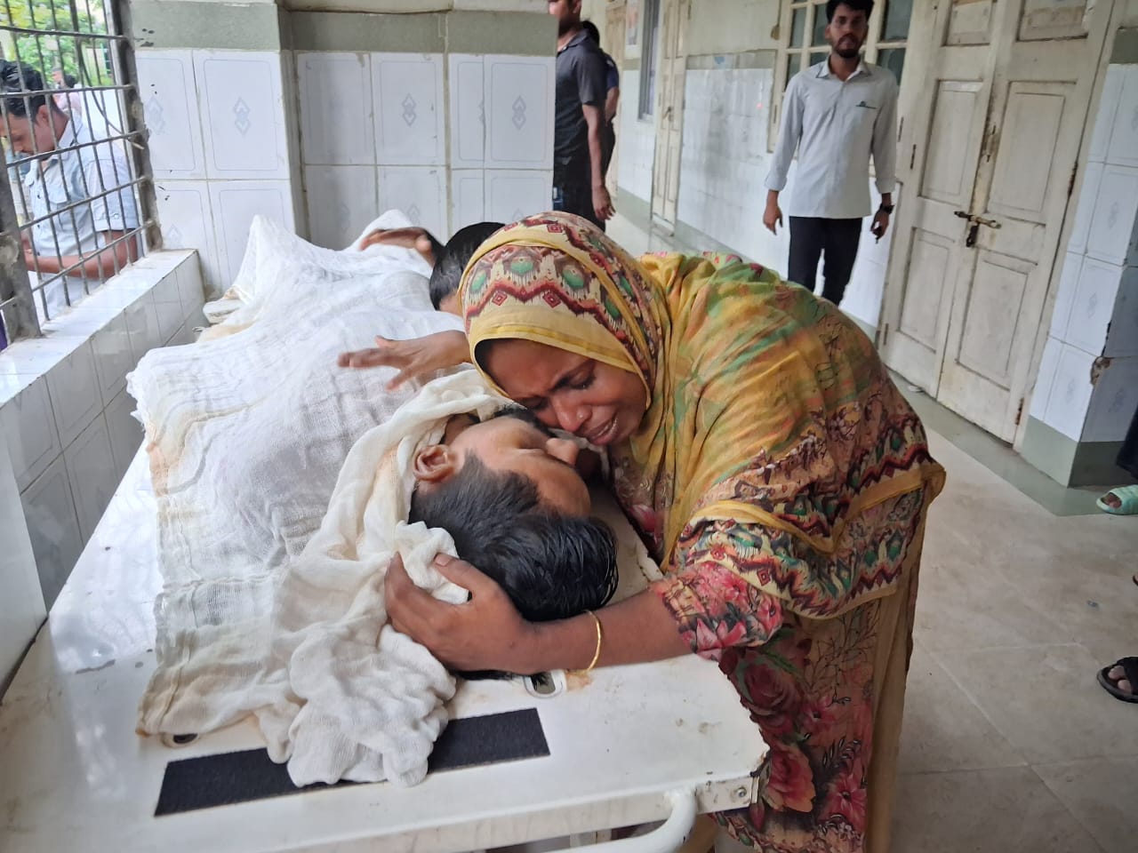 দাউদকান্দিতে মাদকাসক্তদের মারধরে যুবক মারা যাওয়ার অভিযোগ