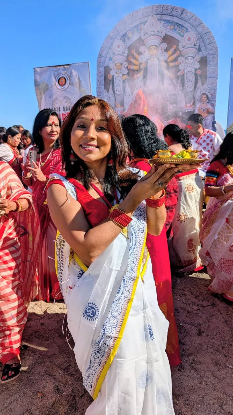 শারদীয় দুর্গোৎসবে দেশে বিদেশে দেবী বন্দনার পর প্রতিমা বিসর্জন