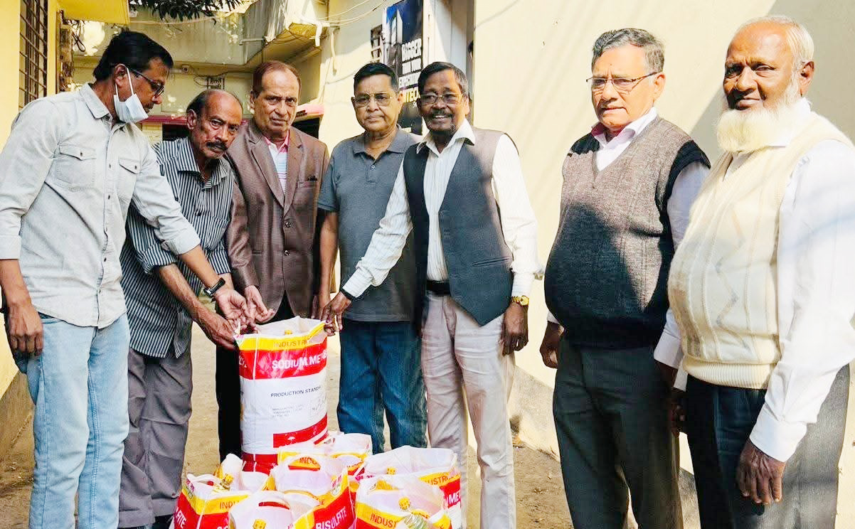 বিজয় দিবস উপলক্ষে মুক্তিযোদ্ধাদের মধ্যে উপহার সামগ্রী বিতরণ করেন সাবেক কমান্ডার সফিউল আহমেদ বাবুল