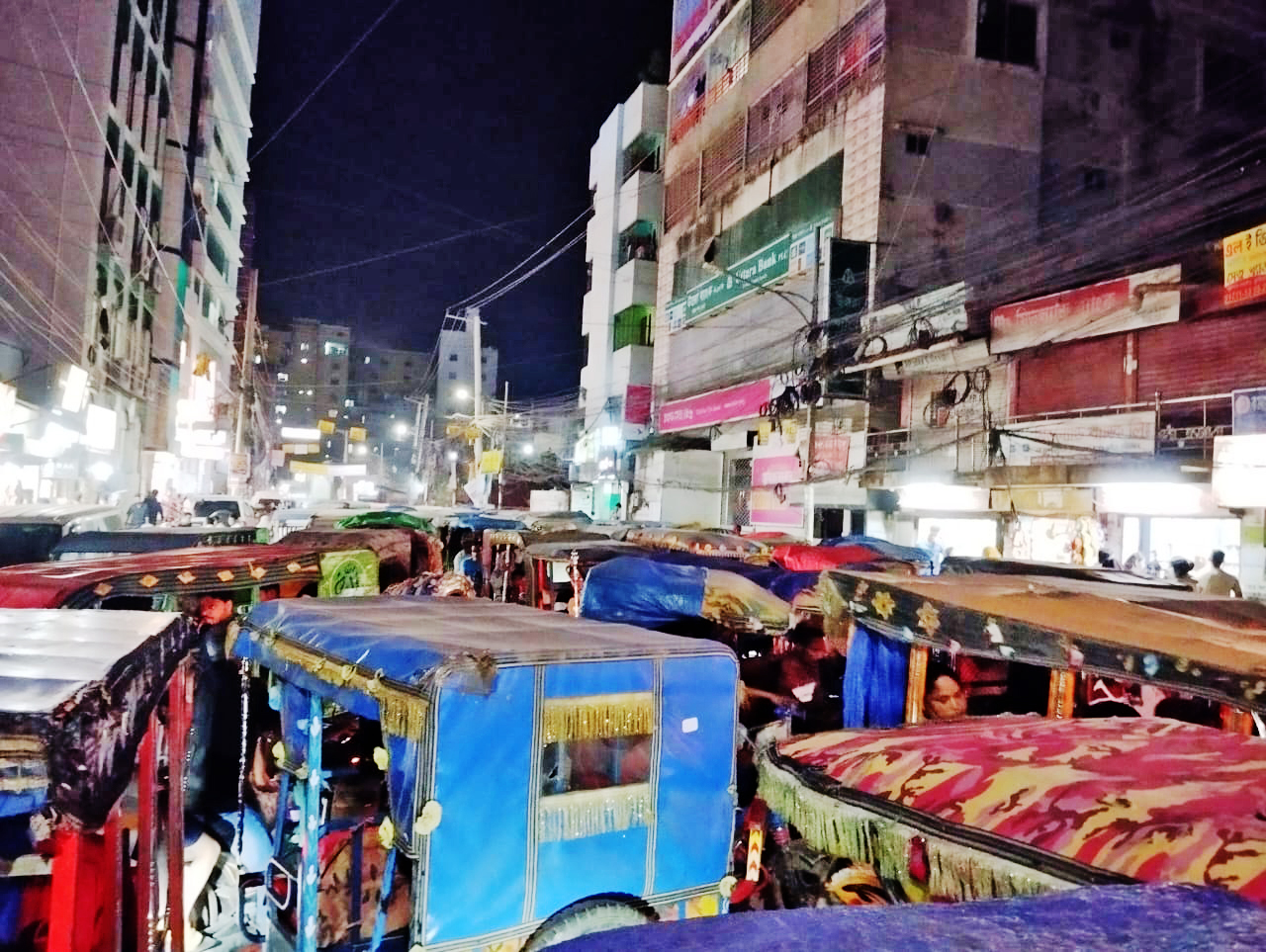 ছুটির দিন রাতেও কুমিল্লা নগরে মহা যানজট
