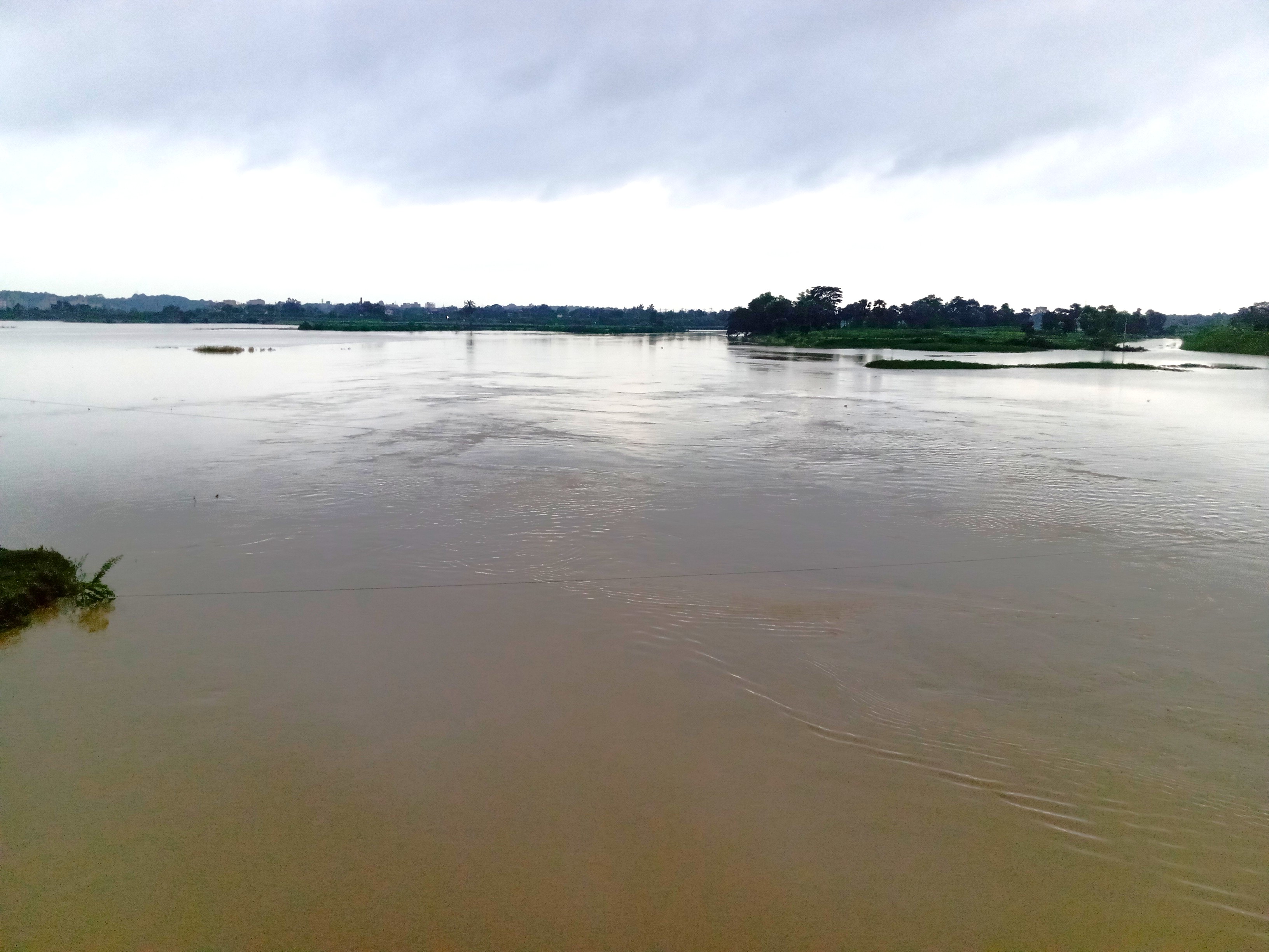 নির্ঘুম রাত কাটাচ্ছেন গোমতী পাড়ের মানুষ