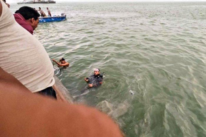 কিছু যাত্রী সাঁতরে বাঁচলেও অধিকাংশকে নিয়েই ডুবে গেল বাস