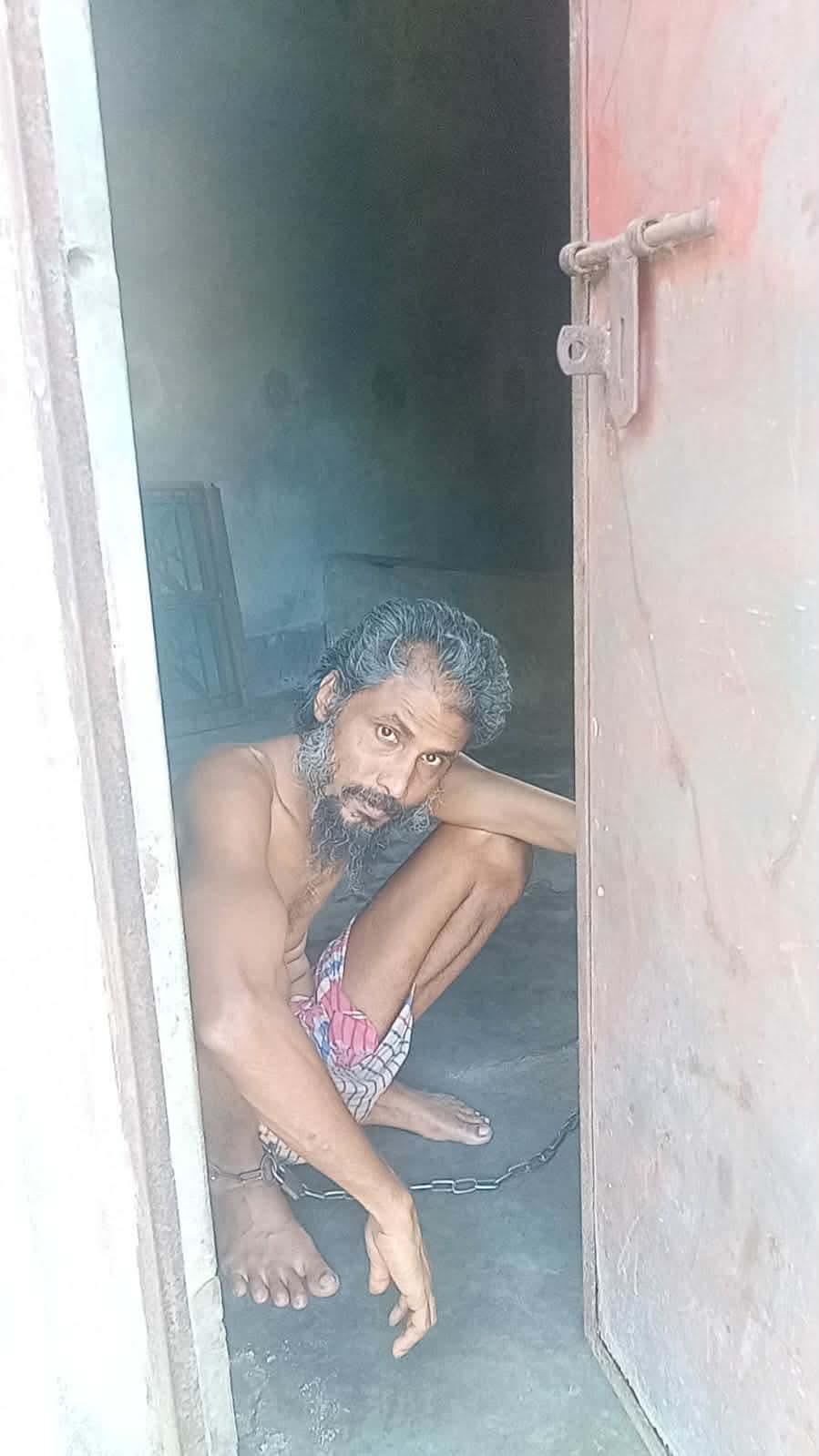 ২০ বছর ধরে শিকলবন্দি আজাদ