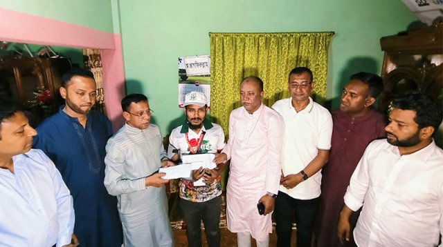 জুলাই আন্দোলনে আহত হোসেনকে আর্থিক সহায়তা দিলেন তারেক রহমান