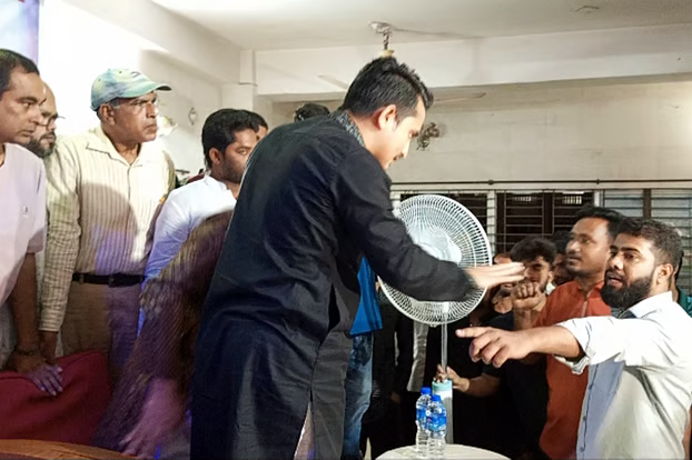 এনসিপির মানিকগঞ্জ সভায় চরম উত্তেজনা: নেতা-ছাত্র প্রতিনিধির তুমুল বাগ্‌বিতণ্ডা!