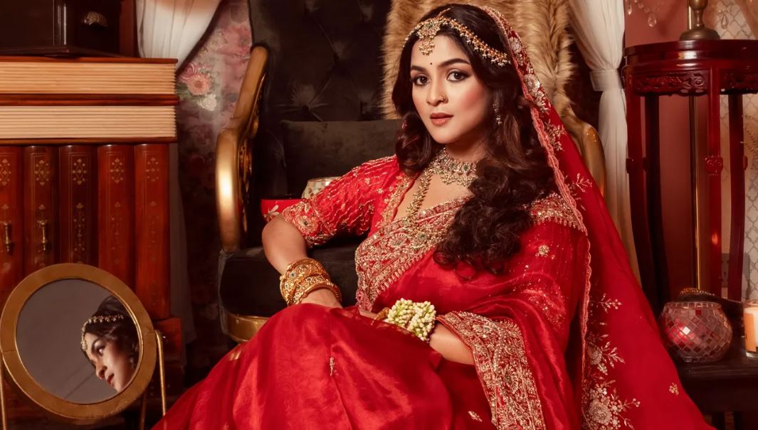 লাল বেনারসিতে দ্যুতি ছড়ালেন সাদিয়া আয়মান