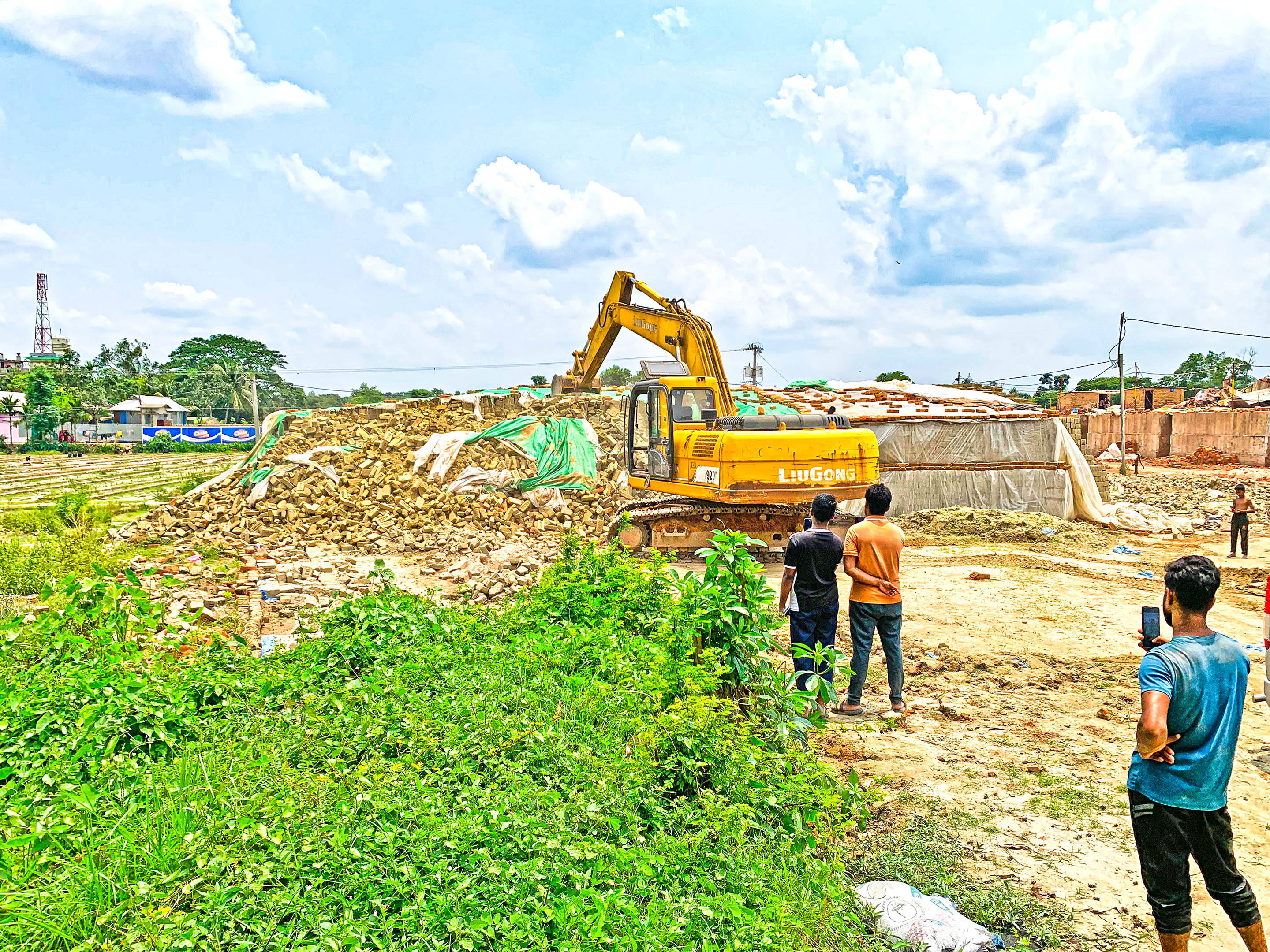 ১০ লাখ টাকা জরিমানাসহ গুঁড়িয়ে দেওয়া হলো দুটি ইটভাটা