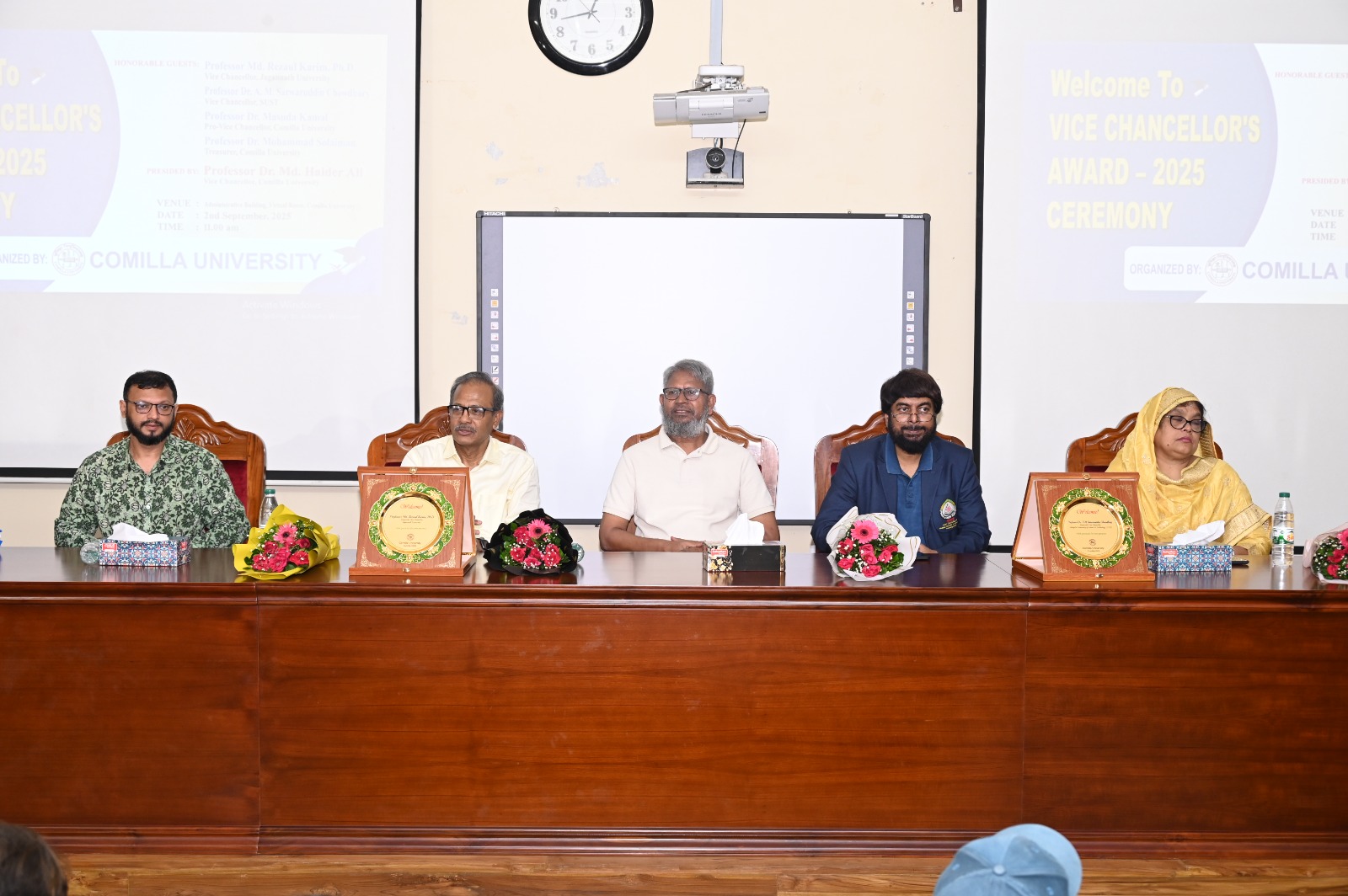 কুমিল্লা বিশ্ববিদ্যালয়ে ভাইস-চ্যান্সেলর অ্যাওয়ার্ড পেল ৫৫ জন শিক্ষার্থী