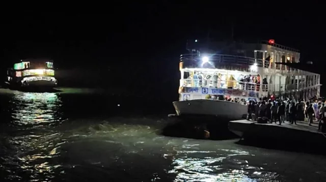 লঞ্চের ধাক্কায় স্পিডবোট উল্টে পুলিশ সদস্য নিখোঁজ, আহত ৫ সরকারি কর্মকর্তা