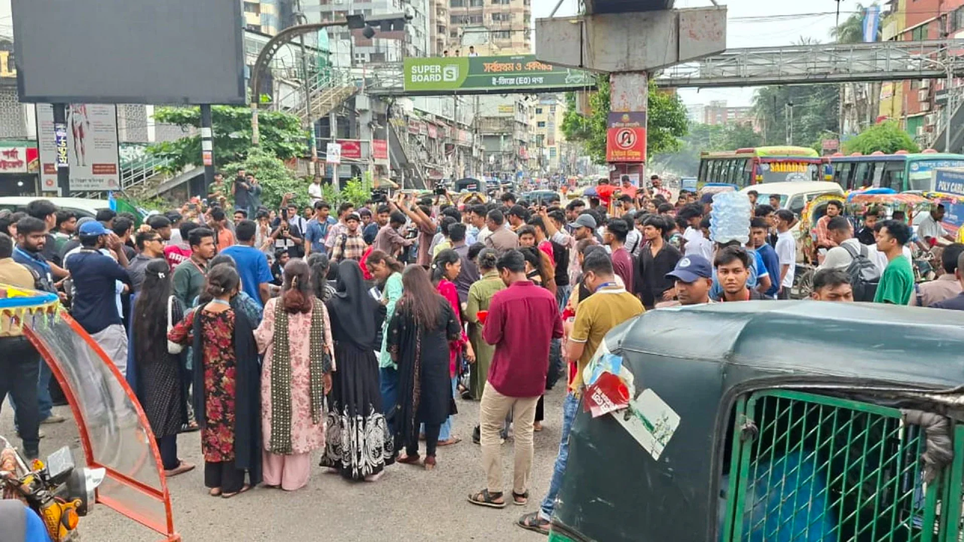 শিক্ষামন্ত্রীর পদত্যাগের দাবিতে সায়েন্স ল্যাব মোড় অবরোধ